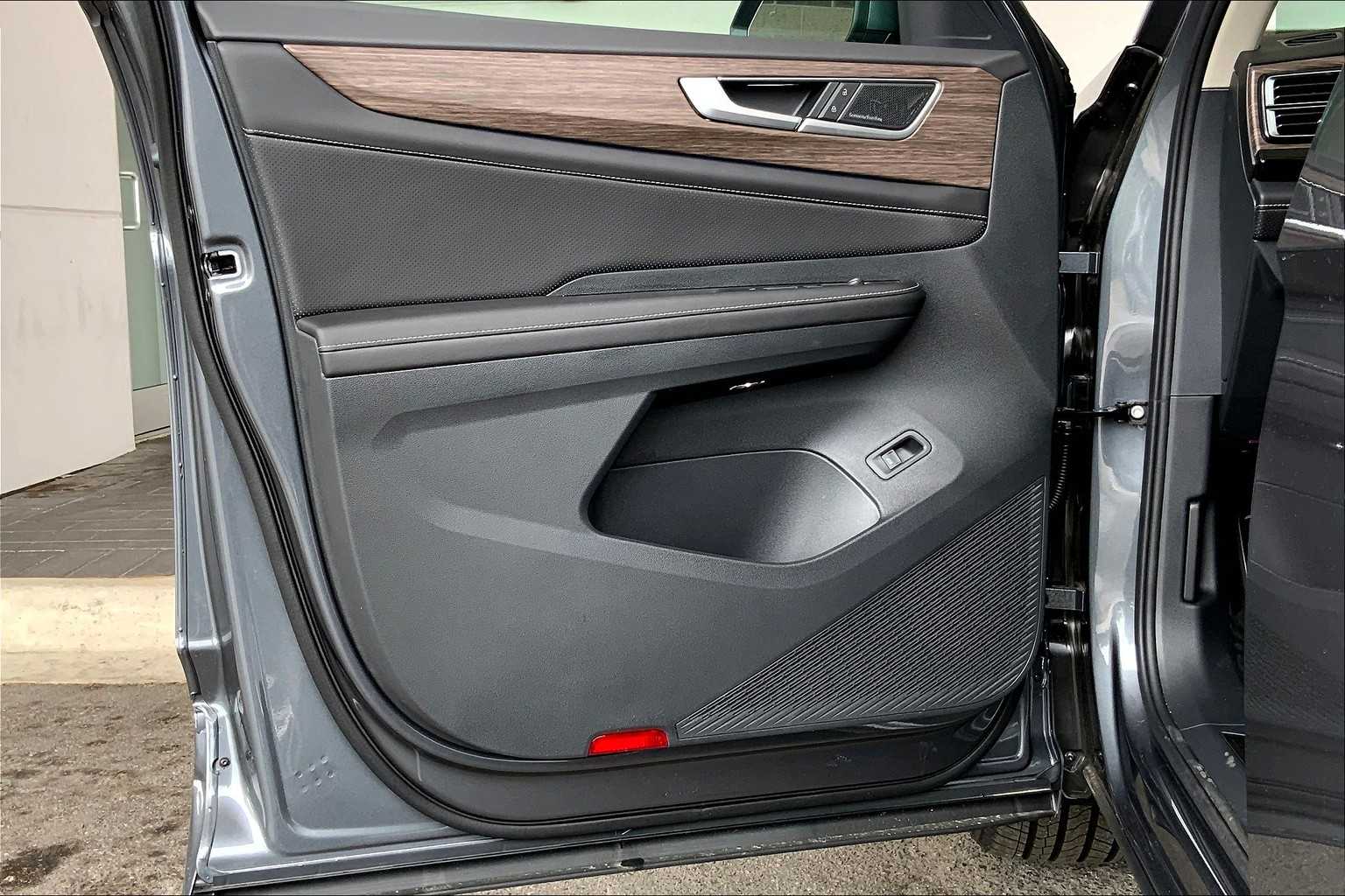 2025 Volkswagen Atlas SEL Premium R-Line photo 9
