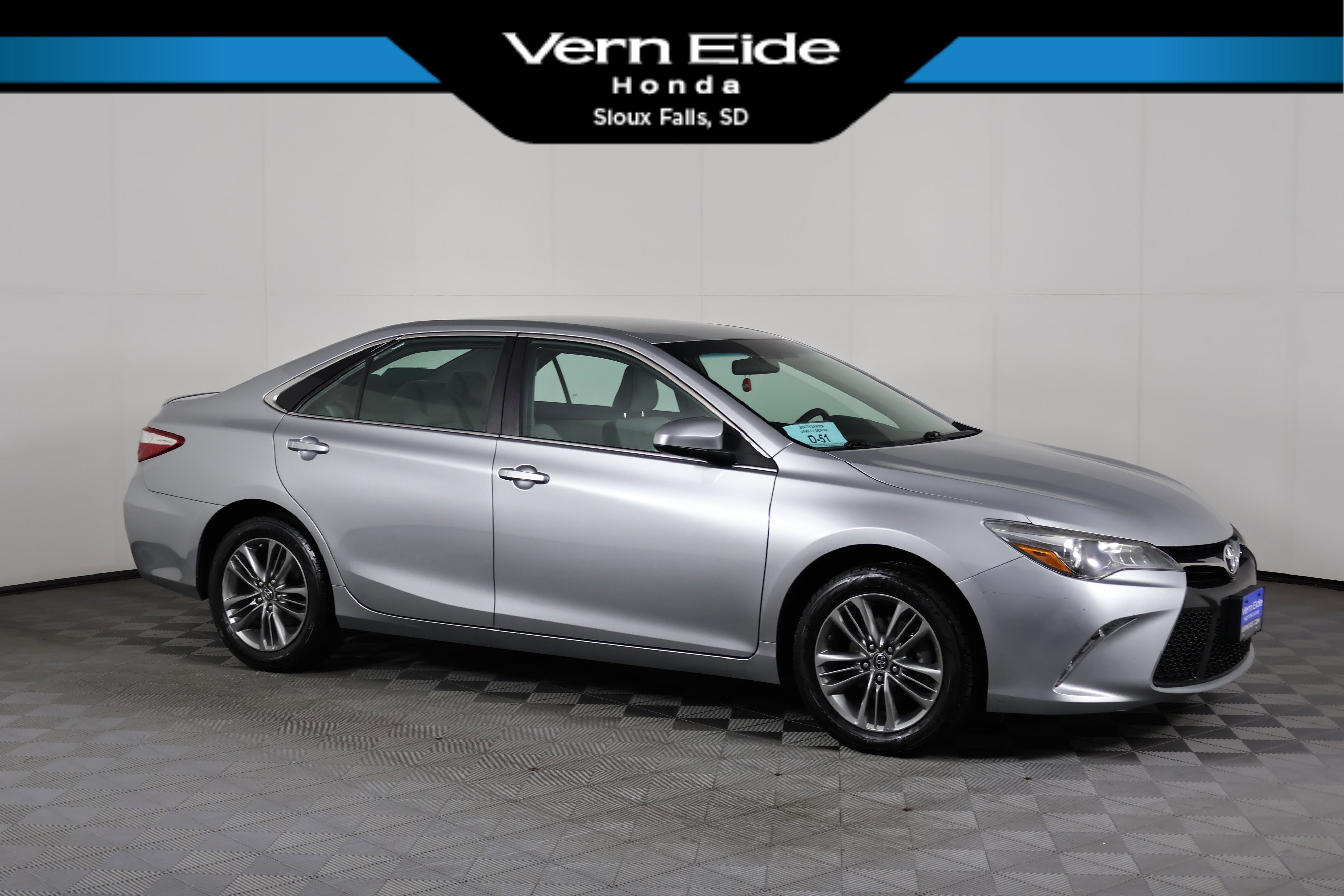 2016 Toyota Camry Special Edition's photo