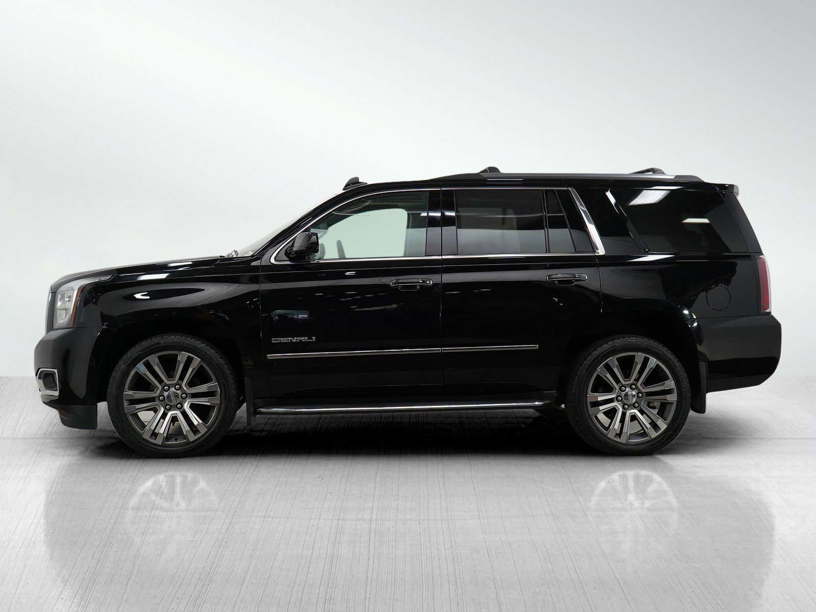 Used 2019 GMC Yukon Denali with VIN 1GKS2CKJ0KR137372 for sale in Bloomington, Minnesota
