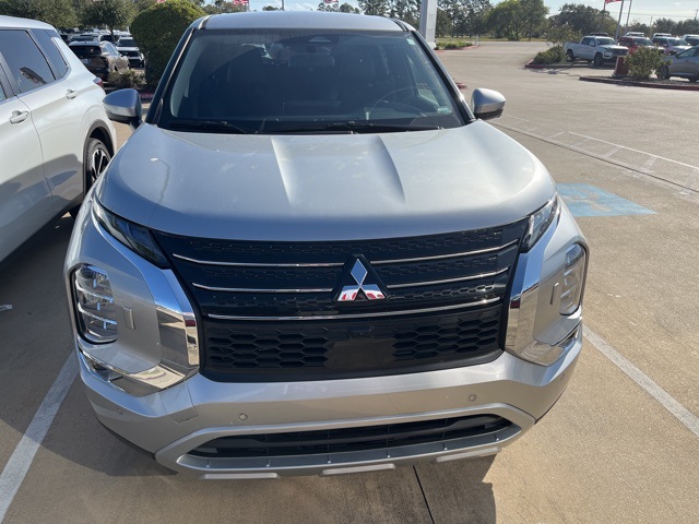 2024 Mitsubishi Outlander SE's photo