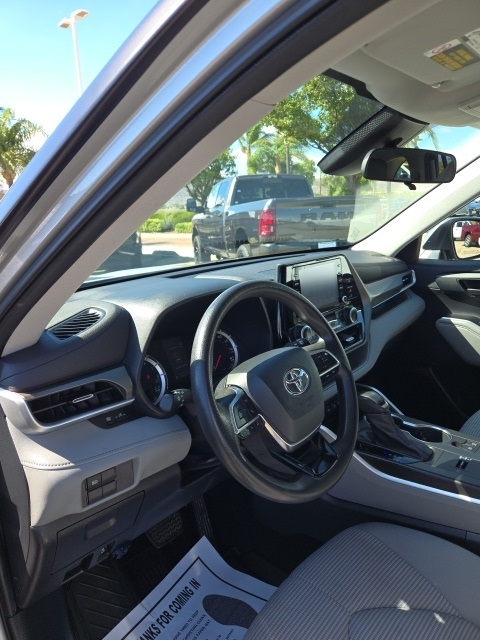 2021 Toyota Highlander L photo 17