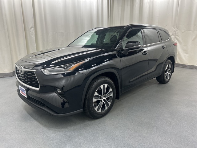 2021 Toyota Highlander XLE photo 2