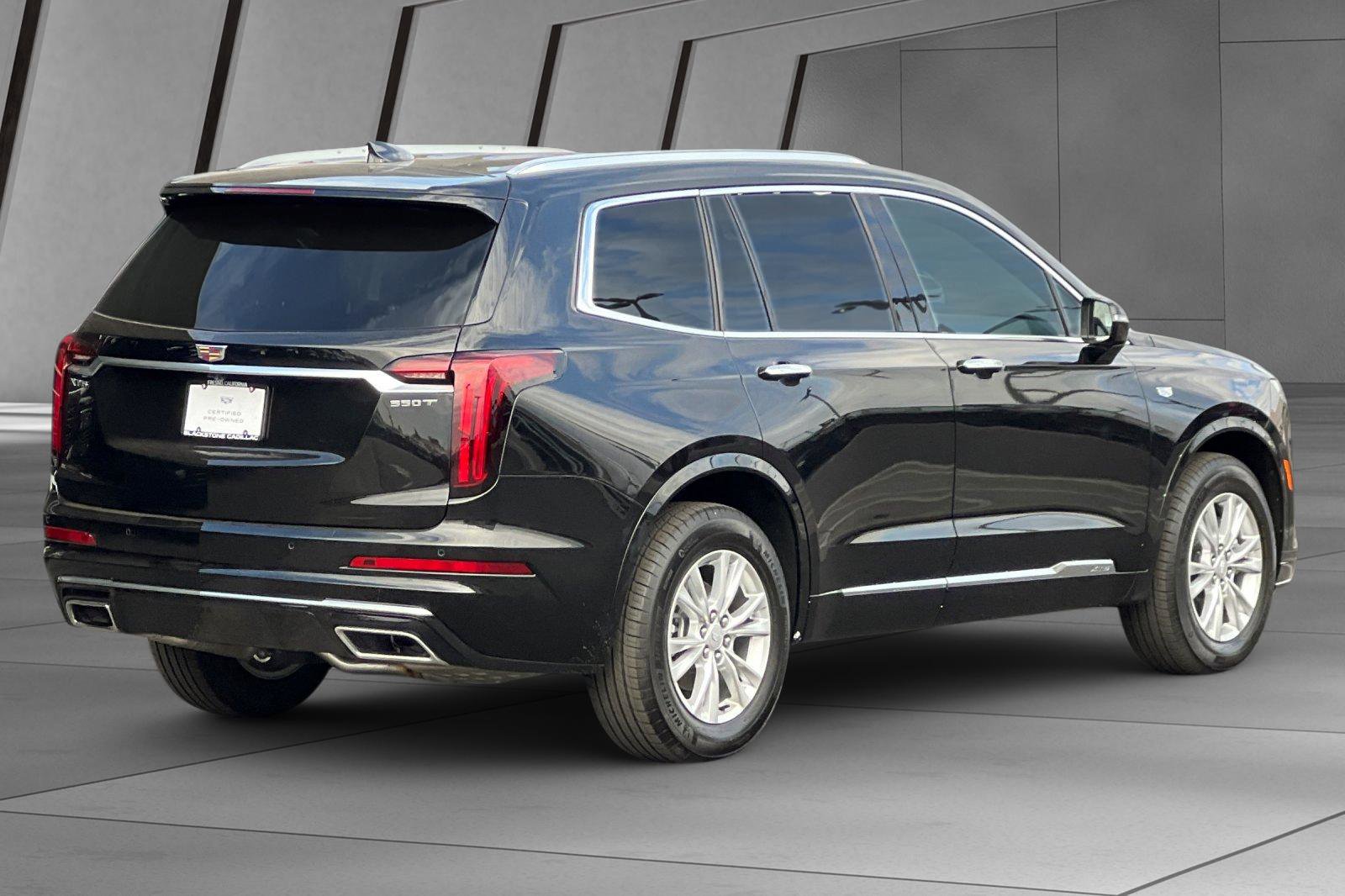 2025 Cadillac XT6 Luxury photo 2