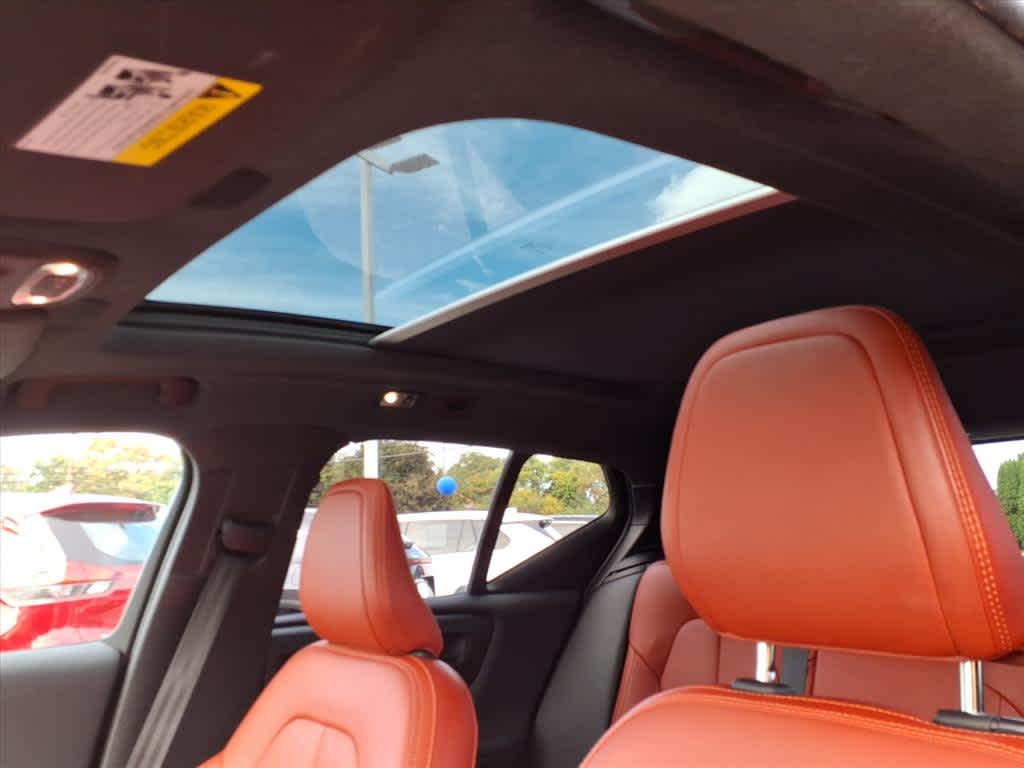 2019 Volvo XC40 R-Design Momentum photo 13