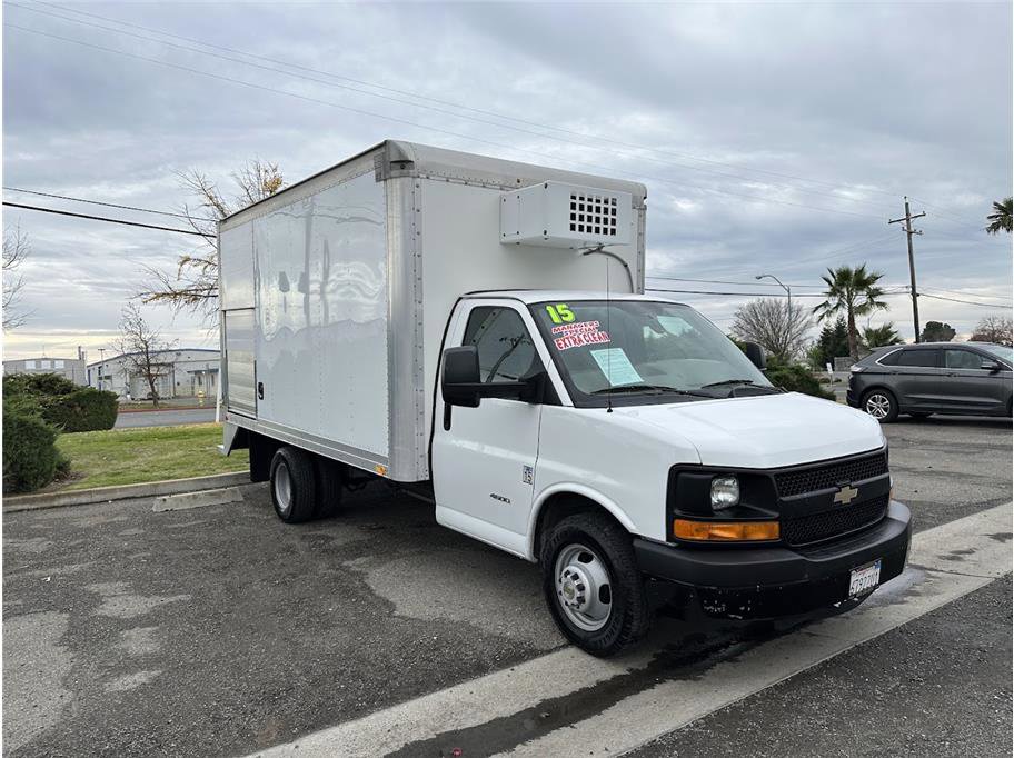2015 Chevrolet Express Cutaway Van photo 2