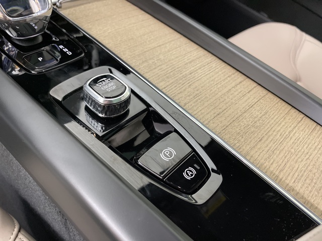2026 Volvo XC60 Plus photo 23