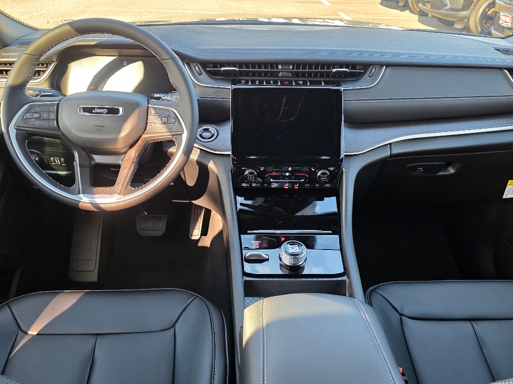 2025 Jeep Grand Cherokee Limited photo 2