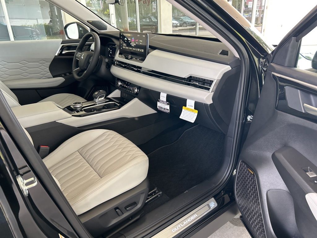 2025 Mitsubishi Outlander Black Edition photo 24