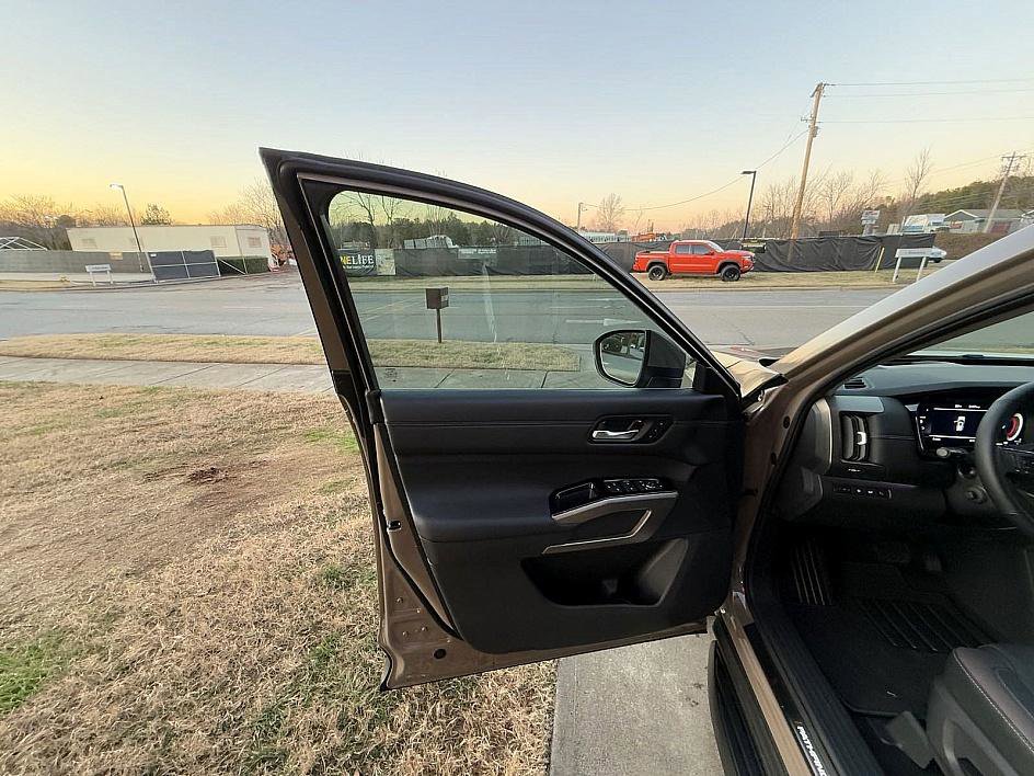 2025 Nissan Pathfinder Platinum photo 10