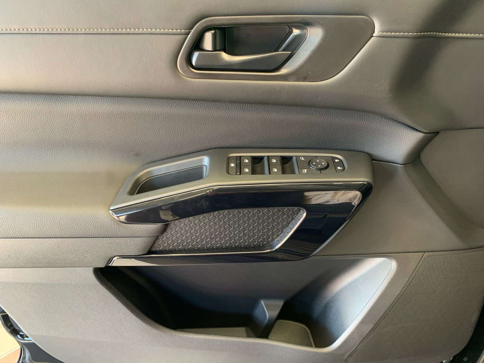 2025 Nissan Pathfinder S photo 23