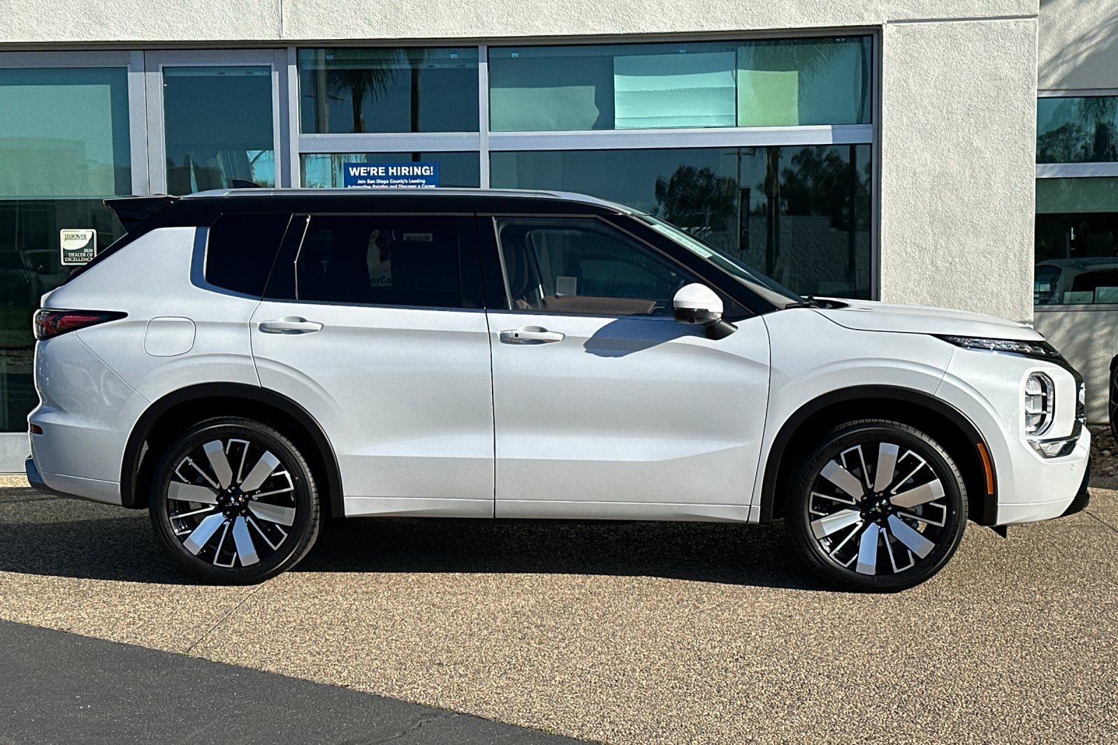 2025 Mitsubishi Outlander SEL photo 3