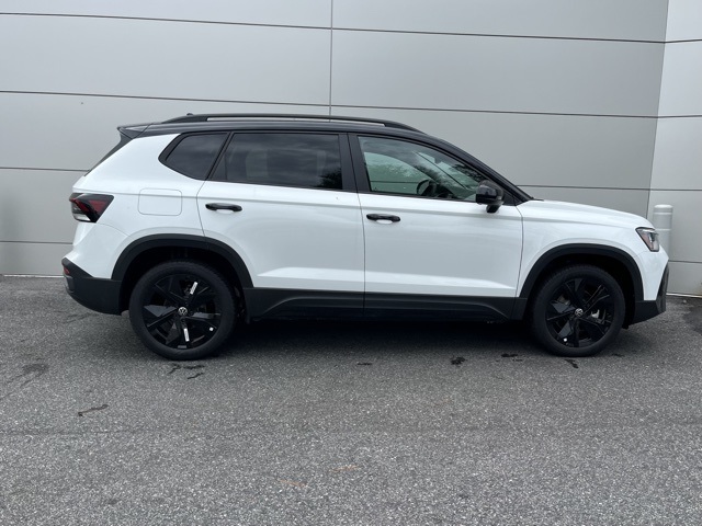 2025 Volkswagen Taos SE photo 18