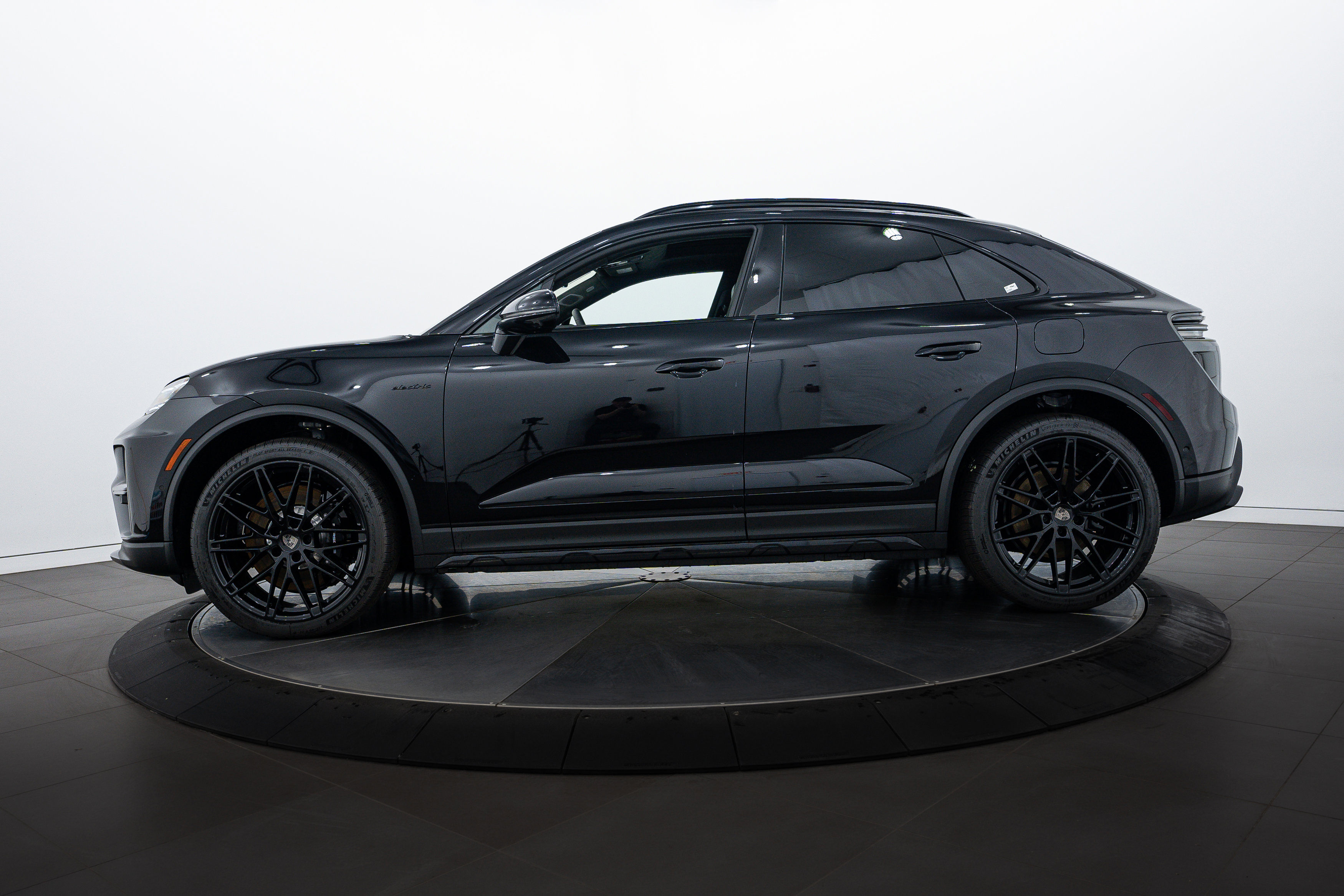 2025 Porsche Macan Turbo Electric photo 2