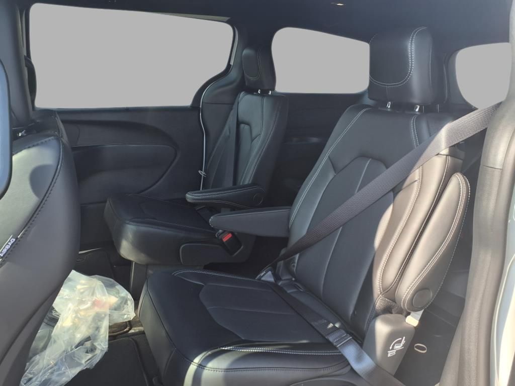 2026 Chrysler Pacifica photo 20