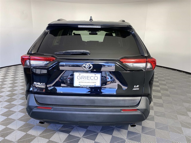 2021 Toyota RAV4 LE photo 6