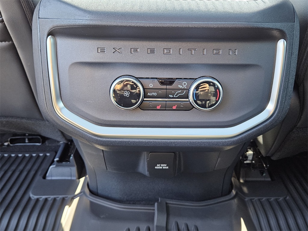 2025 Ford Expedition photo 5