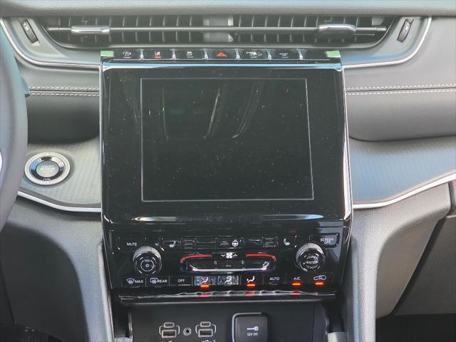 2025 Jeep Grand Cherokee Laredo Altitude photo 3