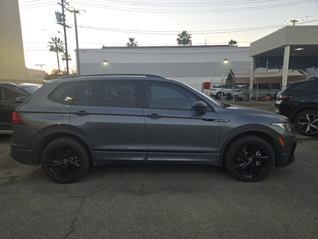 2023 Volkswagen Tiguan SE R-LINE BLACK's photo