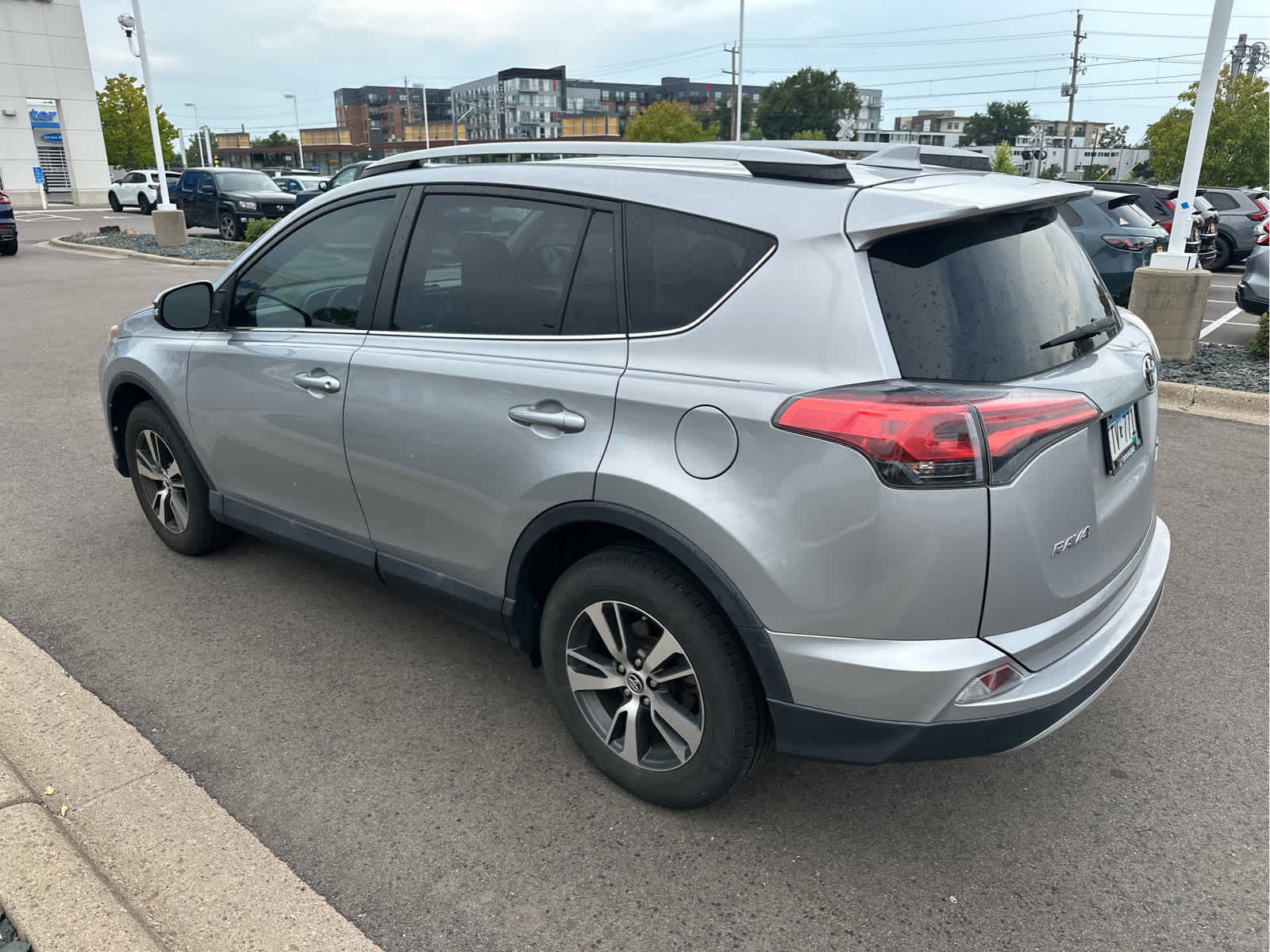 2017 Toyota RAV4 XLE photo 4