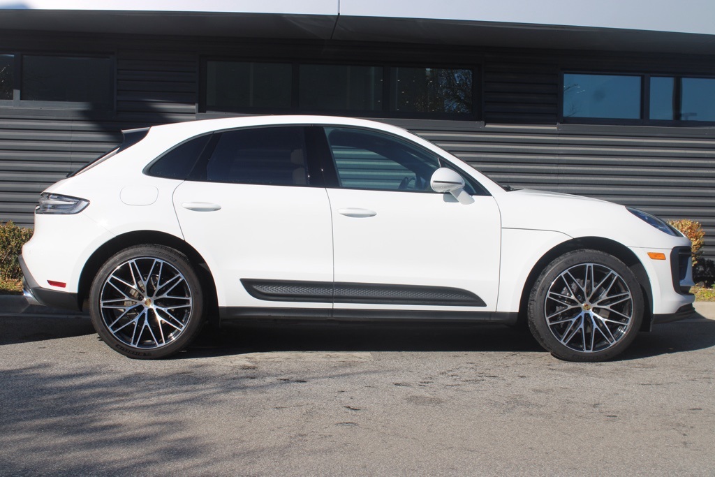 2024 Porsche Macan photo 2