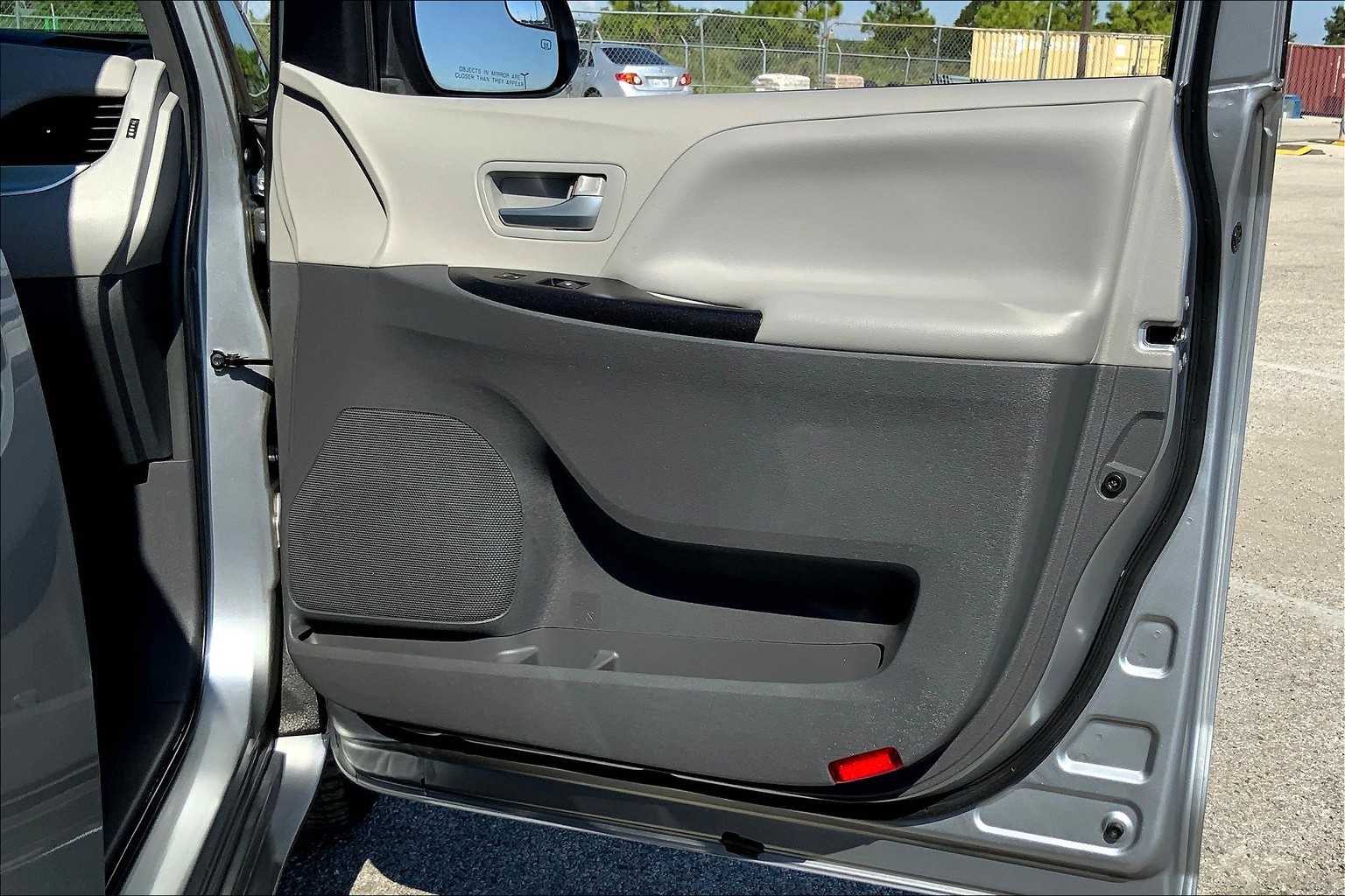 2017 Toyota Sienna LE photo 21