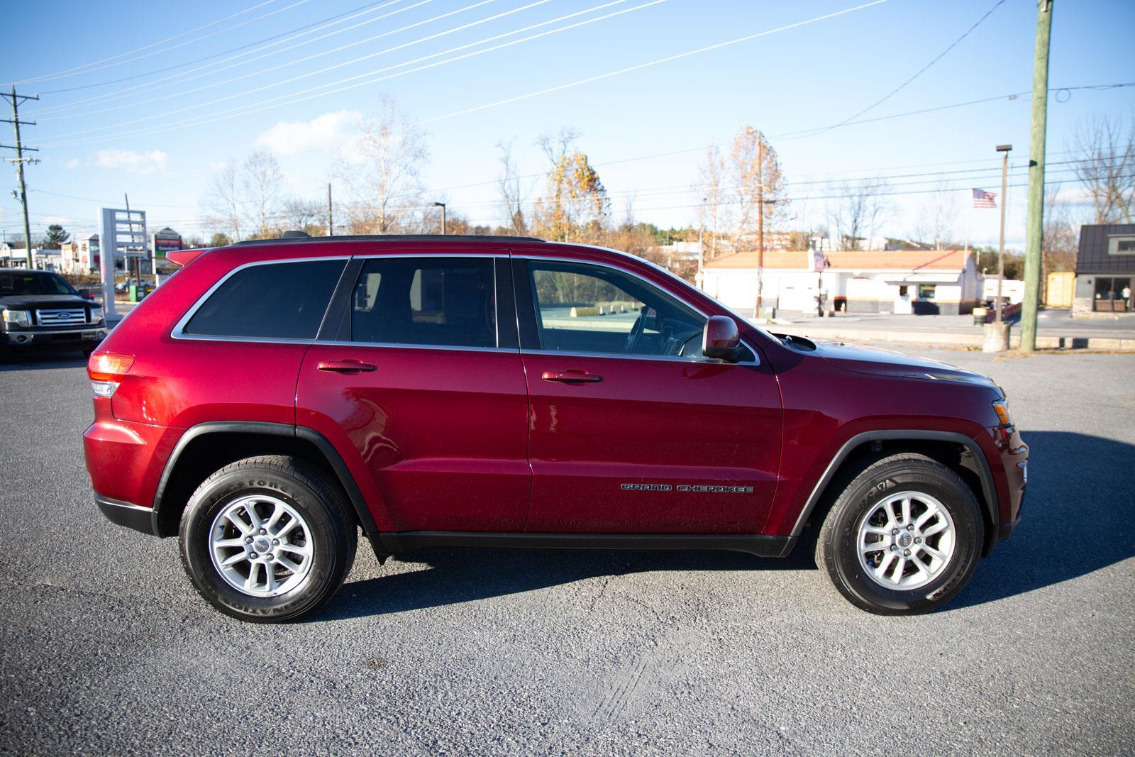 2018 Jeep Grand Cherokee Laredo photo 2