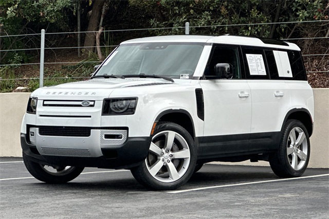 2023 Land Rover Defender SE's photo