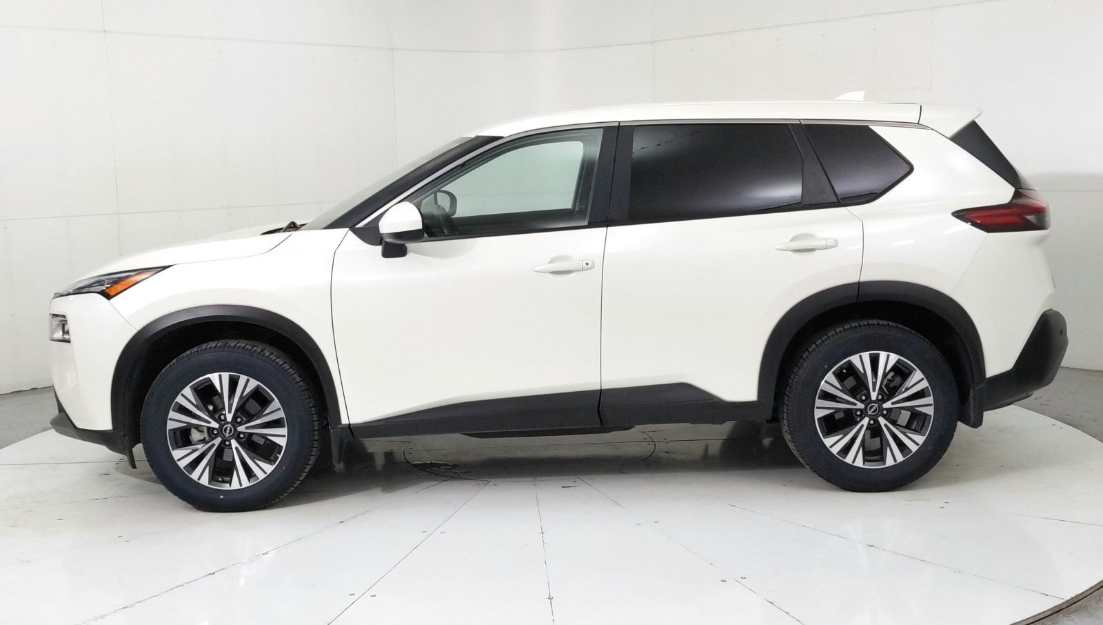 Used 2023 WHITE Nissan SV image 3