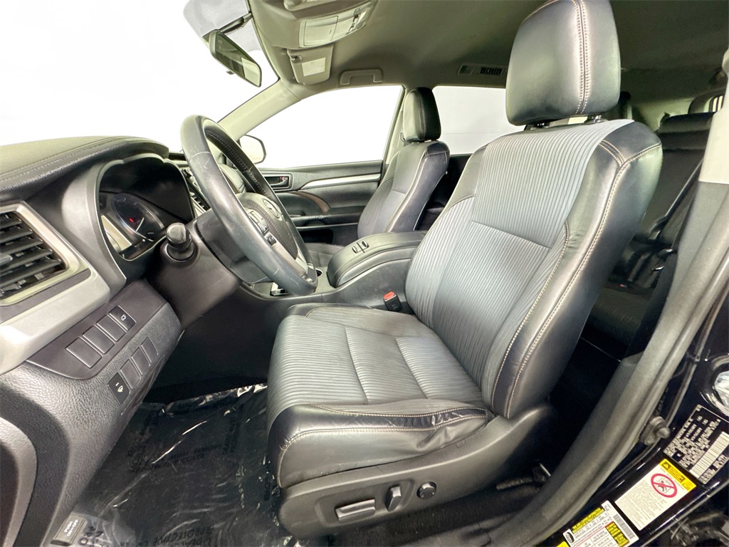2016 Toyota Highlander LE Plus photo 6
