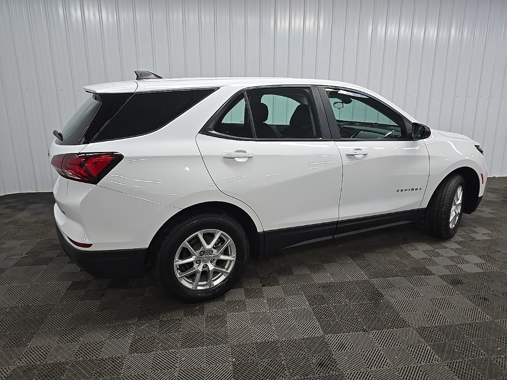 2022 Chevrolet Equinox LS photo 3