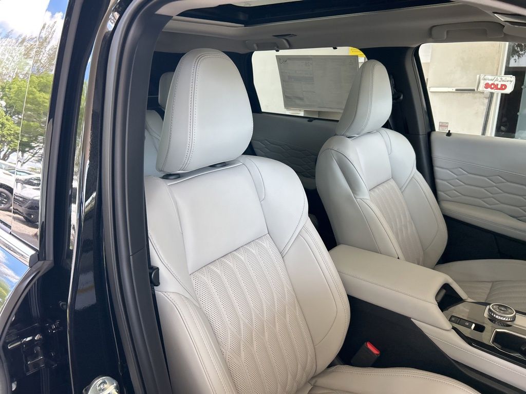 2025 Mitsubishi Outlander Black Edition photo 22