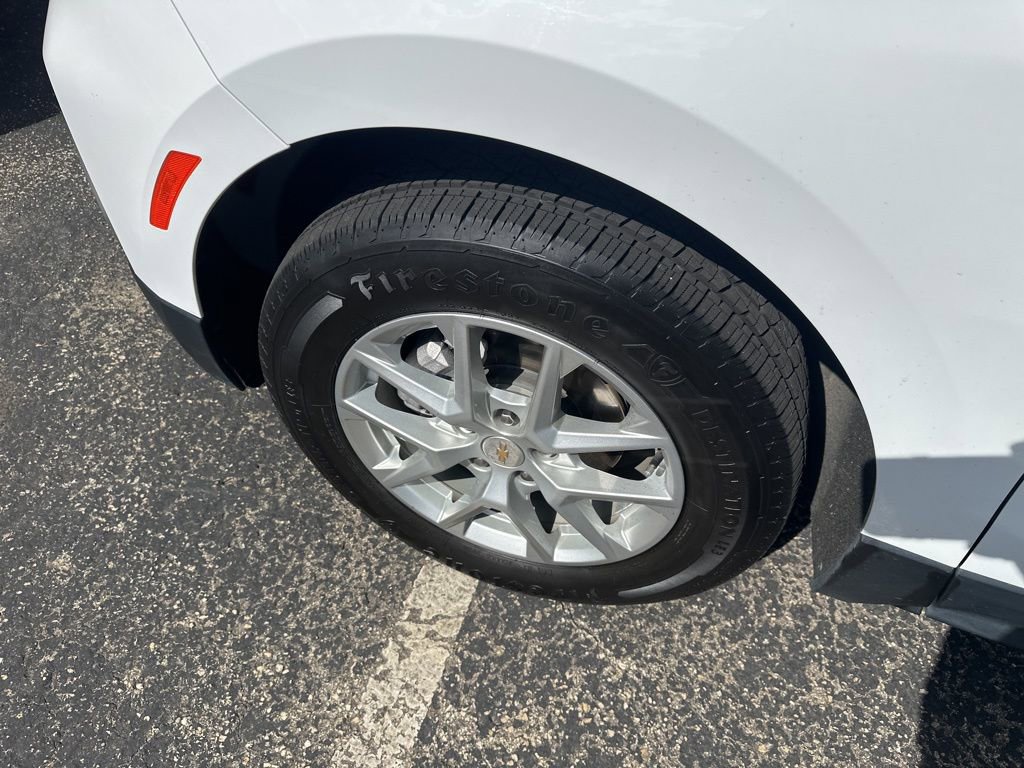 2023 Chevrolet Equinox LT photo 2