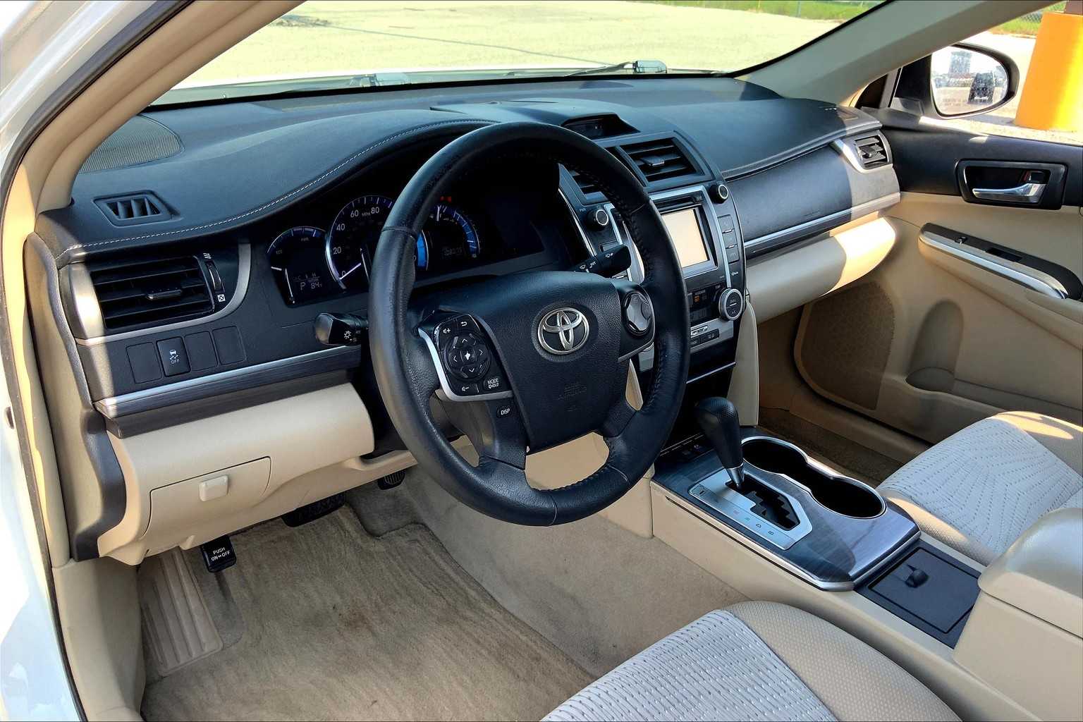 2014 Toyota Camry Hybrid XLE photo 15