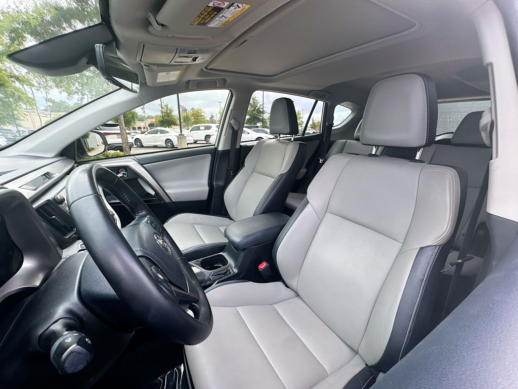 2017 Toyota RAV4 Hybrid Limited photo 3