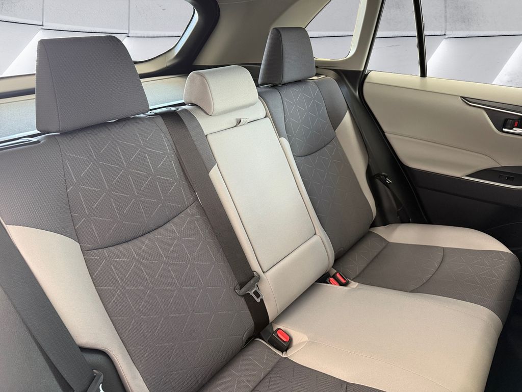 2024 Toyota RAV4 Hybrid XLE photo 14