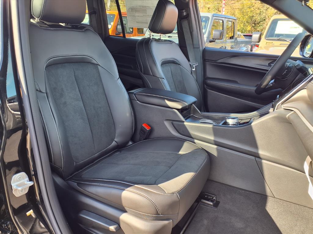 2025 Jeep Grand Cherokee Altitude X photo 4