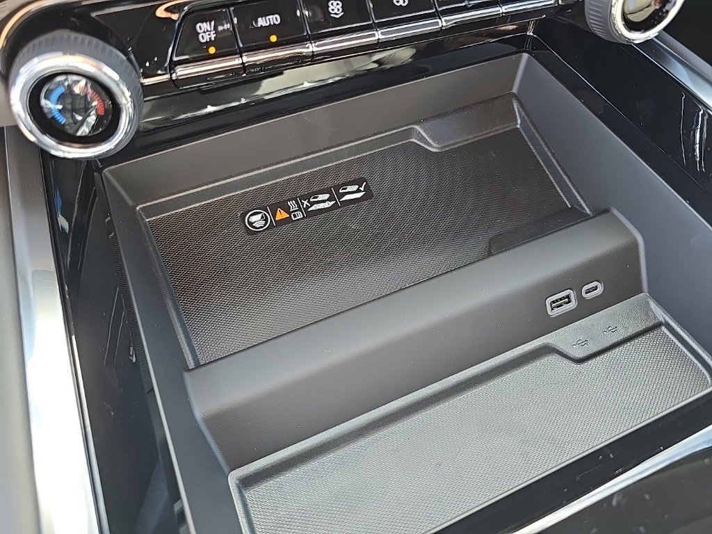 2025 Chevrolet Suburban LT photo 16