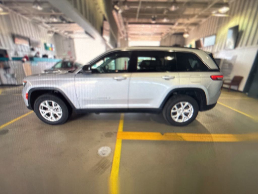 2023 Jeep Grand Cherokee Limited photo 4