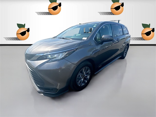 2021 Toyota Sienna LE photo 3