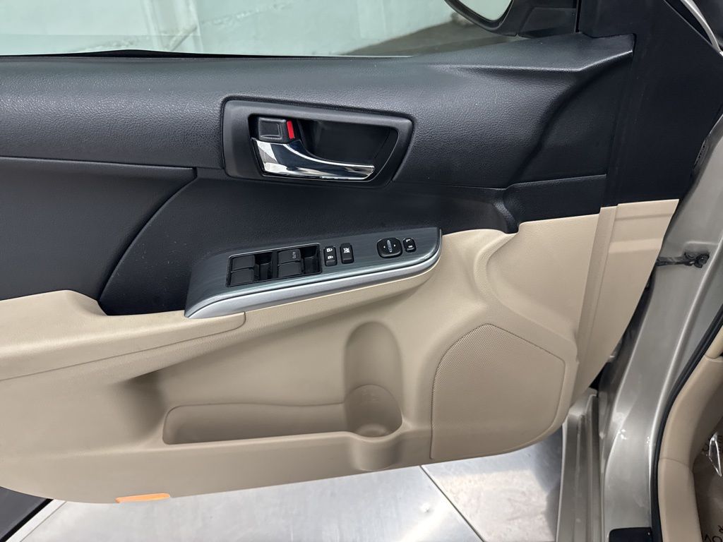 2014 Toyota Camry Hybrid LE photo 14