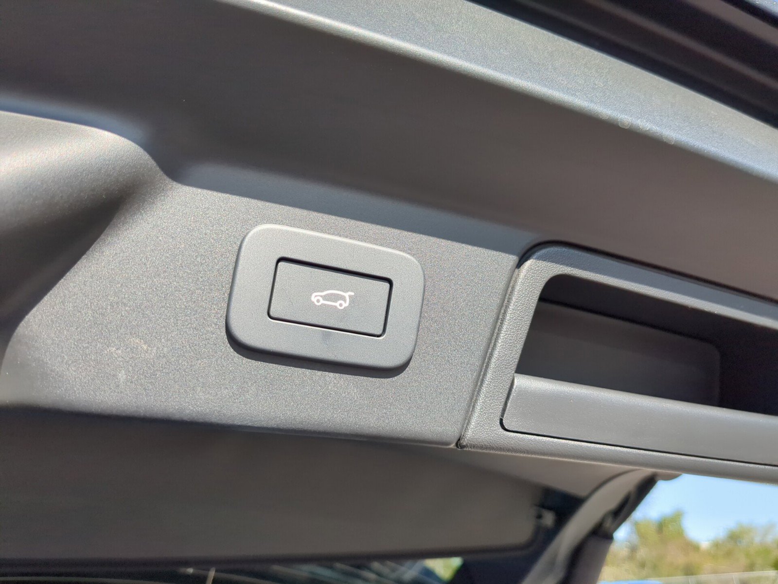 2026 Land Rover Range Rover Velar P250 S photo 9