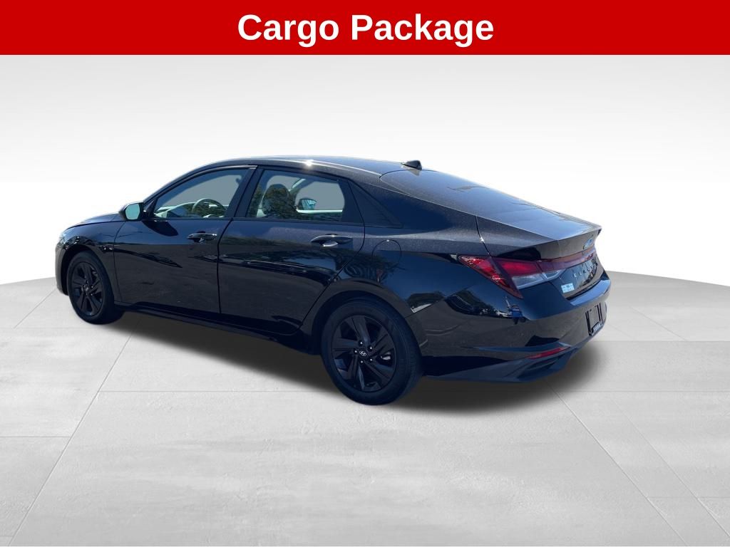 2023 Hyundai Elantra SEL photo 3