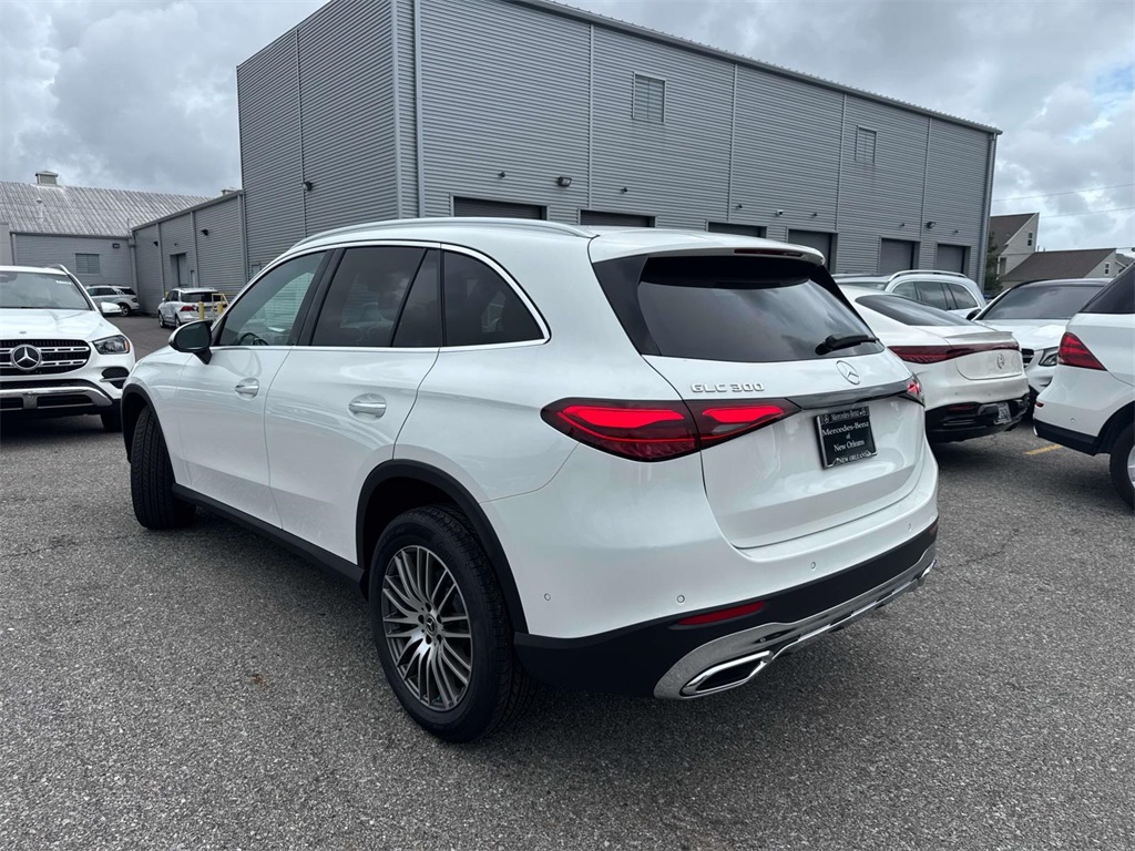 2025 Mercedes Benz GLC 300 photo 4