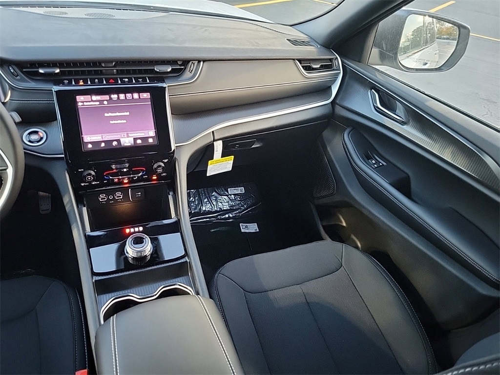 2025 Jeep Grand Cherokee Laredo photo 15