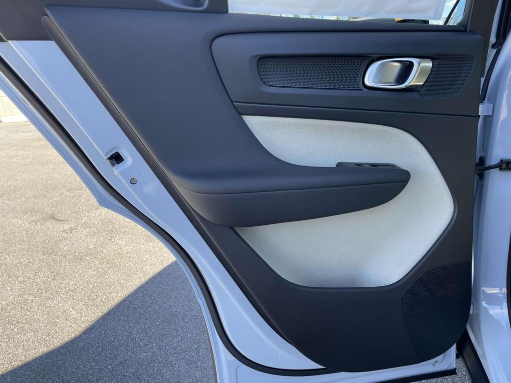 2026 Volvo XC40 AWD Plus photo 2