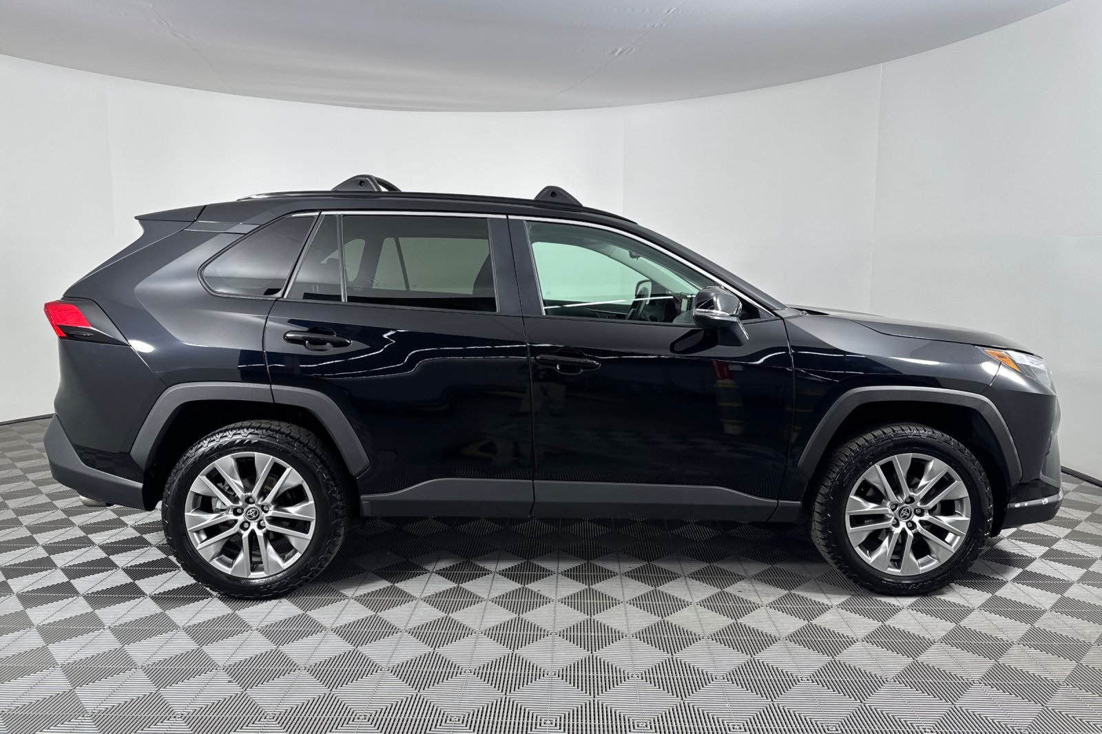 2022 Toyota RAV4 XLE Premium photo 3