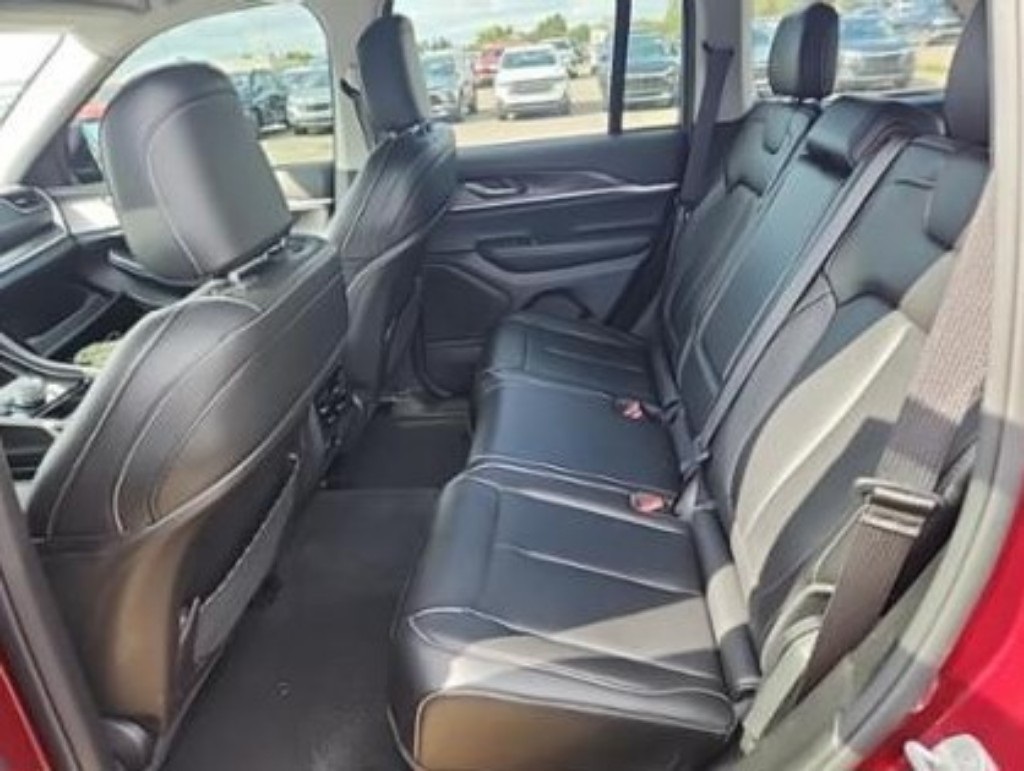 2023 Jeep Grand Cherokee Limited photo 2