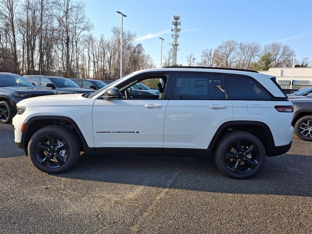 2025 Jeep Grand Cherokee Limited photo 3