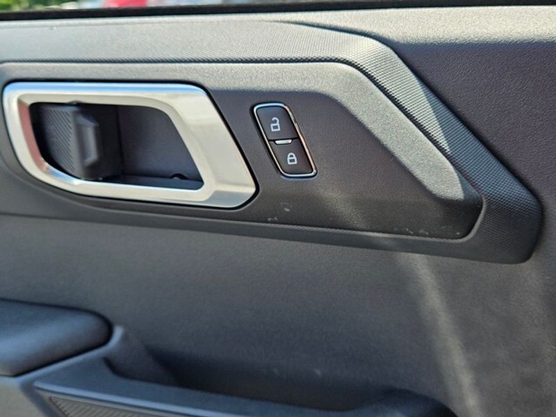2025 Ford Bronco Base photo 24