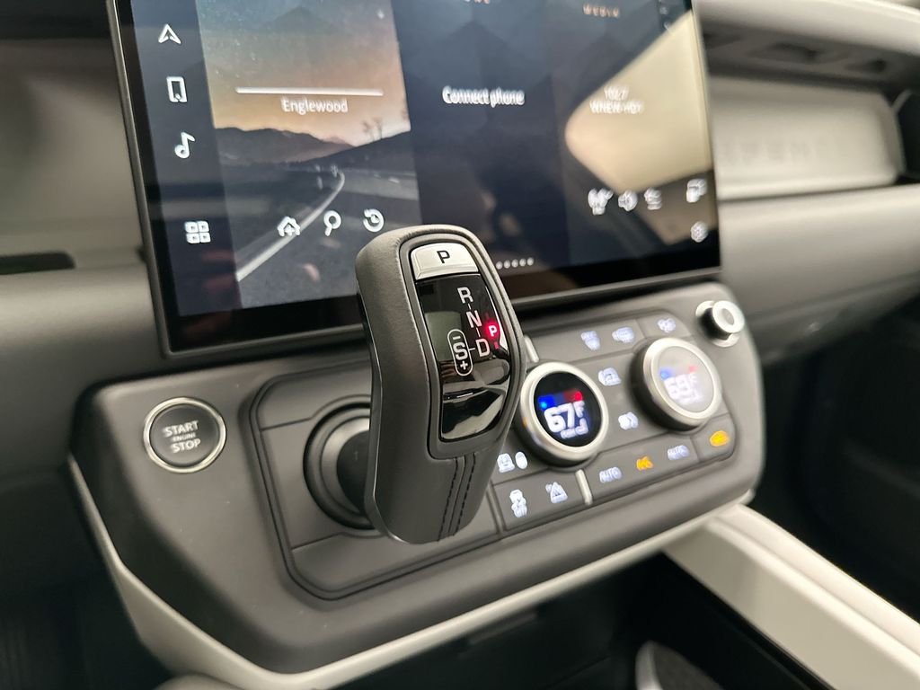 2026 Land Rover Defender 110 photo 11